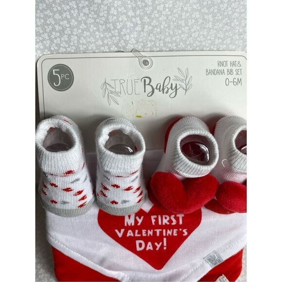 TRUE BABY 0-6 MONTH - 1ST VALENTINES BIB AND SOCK SET - Picture 7 of 8